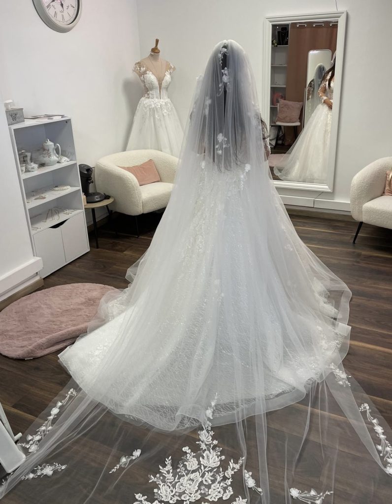 Voile long ou court, simple et pailleté, avec des appliques de dentelle de la robe ou positionné tout autour du voile
