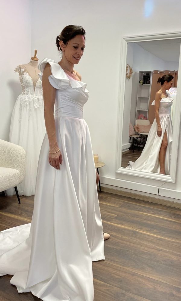 Robe asymétrique en satin