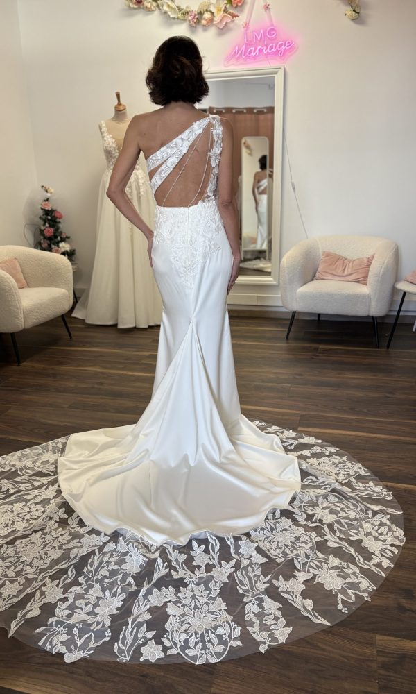 Robe de mariée asymétrique